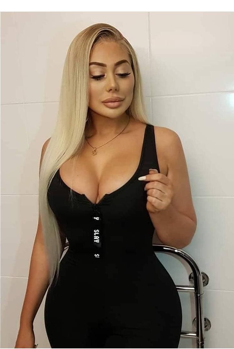 Luxurious Blonde Straight Hair - Image 3